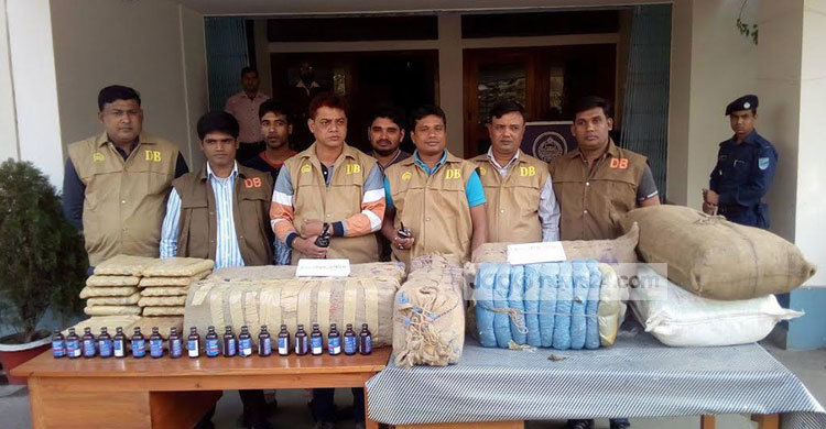 প্রাইভেটকারভর্তি ফেনসিডিলসহ আটক ১২