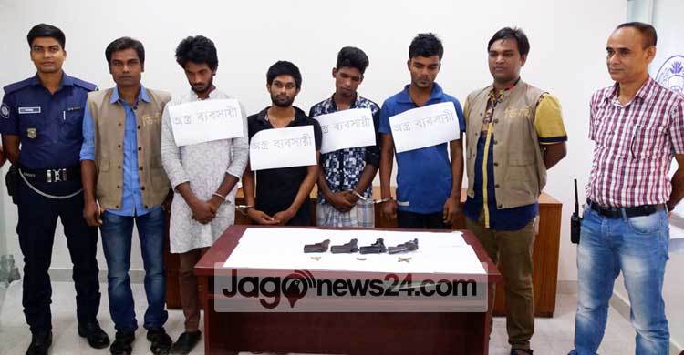 নরসিংদীতে অস্ত্র ও গুলিসহ আটক ৪ 