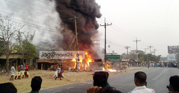 নরসিংদীতে আগুনে ১৫ দোকান ভস্মীভূত