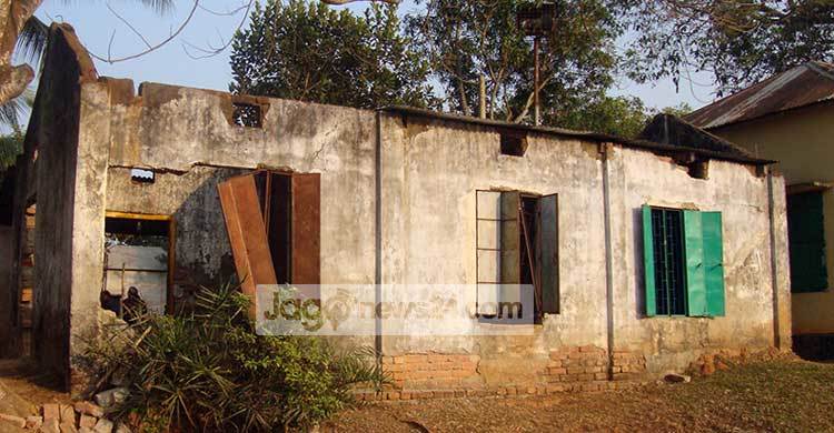 জীর্ণ ভবনে জীবন বাজি রেখে পড়ছে শিশুরা