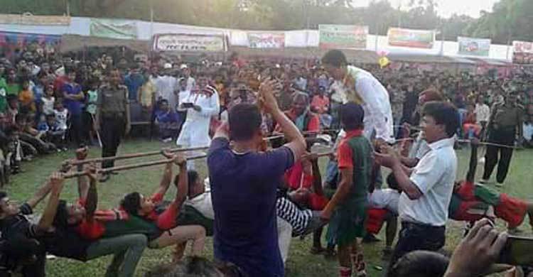 মানবসেতুতে সমালোচিত এবার ইউএনও