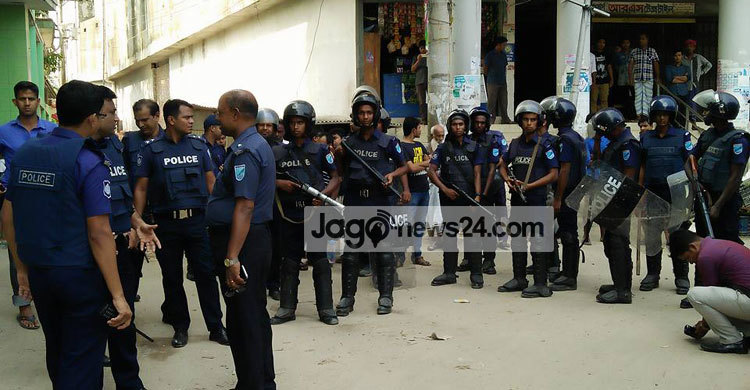 নরসিংদীতে পুলিশের জঙ্গিবিরোধী অভিযান ব্লক রেড