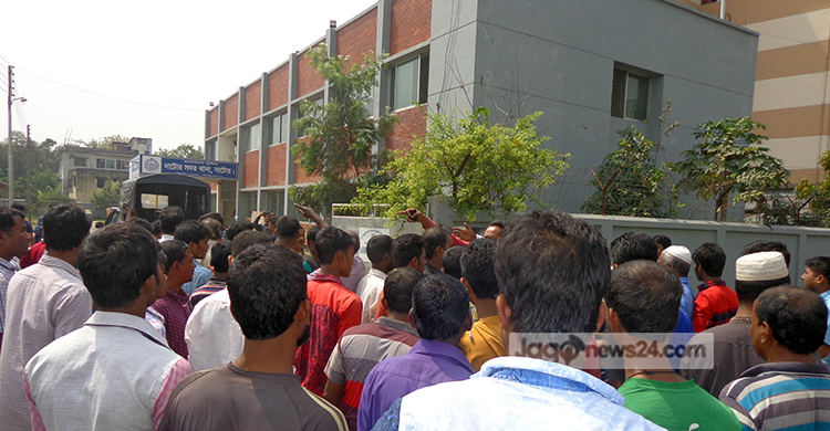 নাটোরে ইজিবাইক চালকদের থানা ঘেরাও