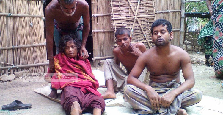 তিনজন প্রতিবন্ধীকে নিয়ে অসহায় মফিজ