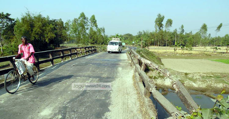 সচল সড়কের অচল সেতুটি এখন মরণফাঁদ