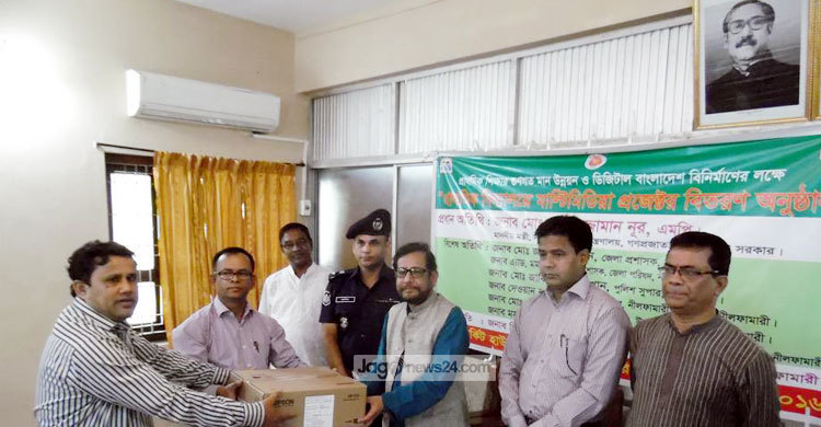 নীলফামারীতে ২২৮টি প্রাথমিক বিদ্যালয়ে মাল্টিমিডিয়া প্রজেক্টর বিতরণ