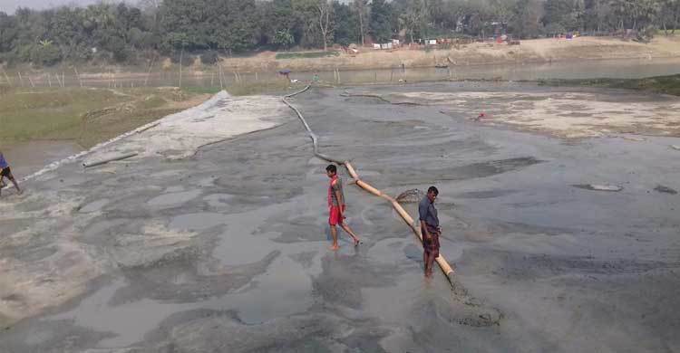 আত্রাইয়ে ড্রেজারে বালু তুলে নদীর মুখ ভরাটের অভিযোগ