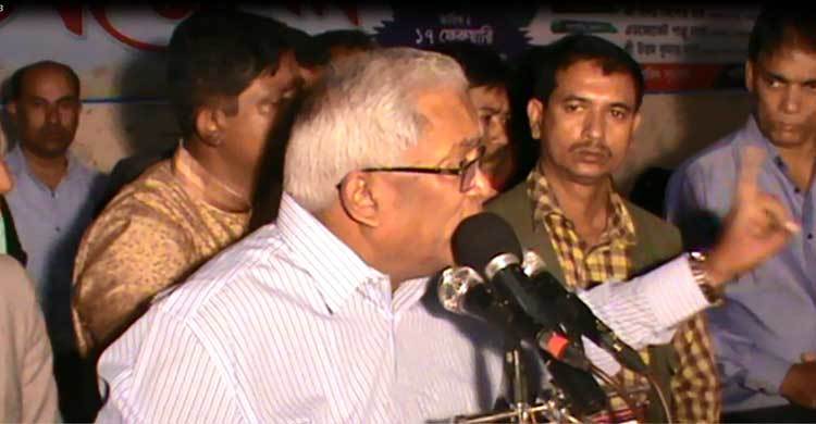 ‘ন্যায্য অধিকার থেকে এক চুলও নড়বে না’