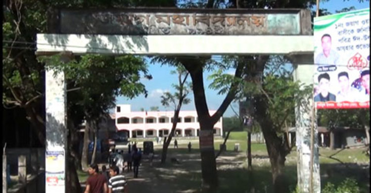 অস্ত্র ঠেকিয়ে অধ্যক্ষকে ছাত্রের হুমকি