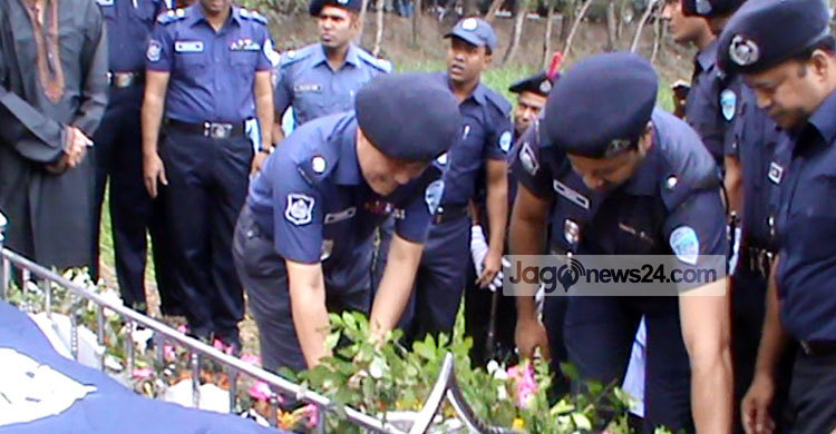 সিলেটে বোমায় নিহত ওসি মনিরুলের দাফন সম্পন্ন