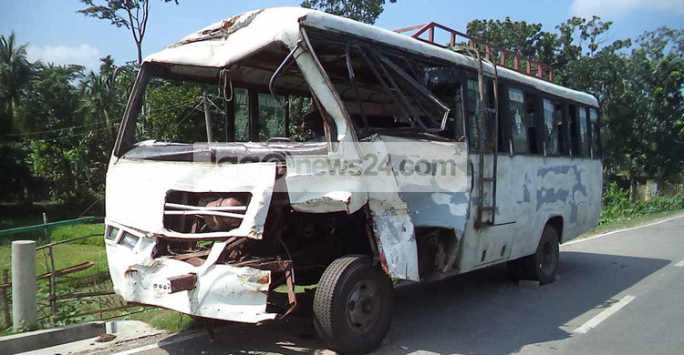 ৪১ দিনেও সরানো হয়নি দুর্ঘটনা কবলিত বাস দুটি