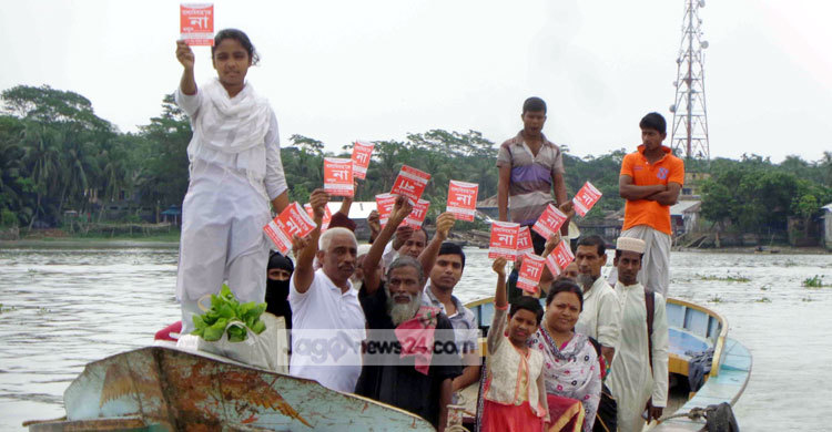 নৌকায় চড়ে বাল্যবিয়েকে লাল কার্ড দেখাল শিক্ষার্থীরা