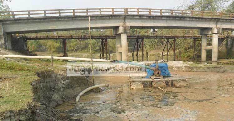 অবৈধ ড্রেজারে বালু উত্তোলন : হুমকিতে সড়ক সেতু