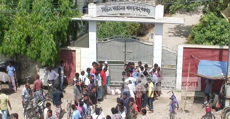 সেবা না পেয়ে সিভিল সার্জনের বাসার সামনে রোগীর অবস্থান