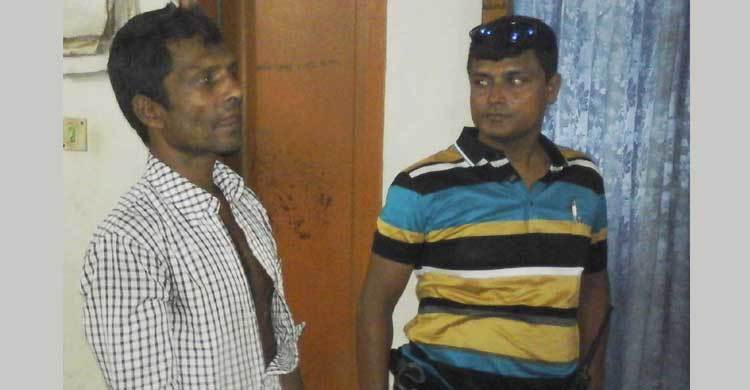 পাটকেলঘাটায় স্বর্ণ চোরাকারবারি আটক