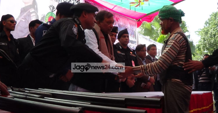 সুন্দরবনের নোয়া বাহিনীর ১২ সদস্যের আত্মসমর্পণ 