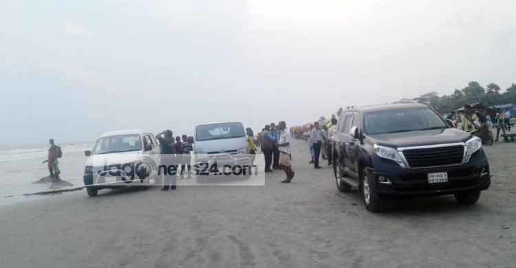 গাড়ির চাকায় পিষ্ট সৈকতের জীববৈচিত্র