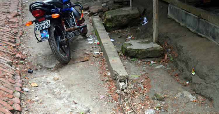 সোলার প্যানেল উধাও, পড়ে আছে খাম্বা