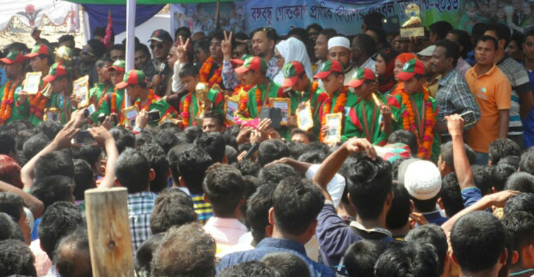 পেকুয়ায় ফুটবলের ক্ষুদে বীরদের রাজকীয় সংবর্ধনা