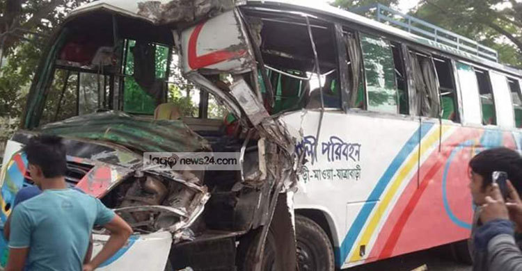 দুই বাসের মুখোমুখি সংঘর্ষে নিহত ৩