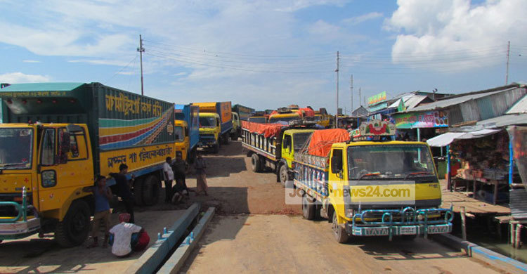 শিমুলিয়া-কাওড়াকান্দি ঘাটে যানবাহনের দীর্ঘলাইন 