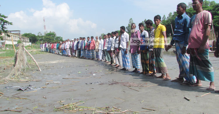 ২০ কেজি চালের দাবিতে মানববন্ধন