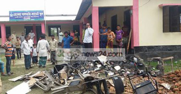 লক্ষ্মীপুরে আগুনে পুড়ল স্কুলের মালামাল