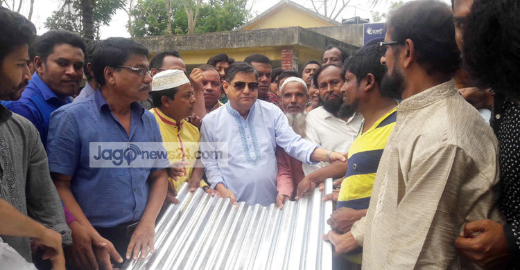 ব্রাহ্মণবাড়িয়ায় ক্ষতিগ্রস্তদের মাঝে ত্রাণ বিতরণ