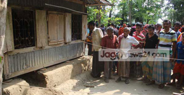 ঘর থেকে টেনে বের করে স্কুলশিক্ষককে কুপিয়ে হত্যা