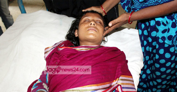 বৈঠকে মা-মেয়েকে বেধড়ক পেটাল ইউপি সদস্য