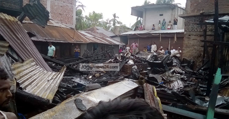 পিরোজপুরে বাজারে ভয়াবহ আগুন