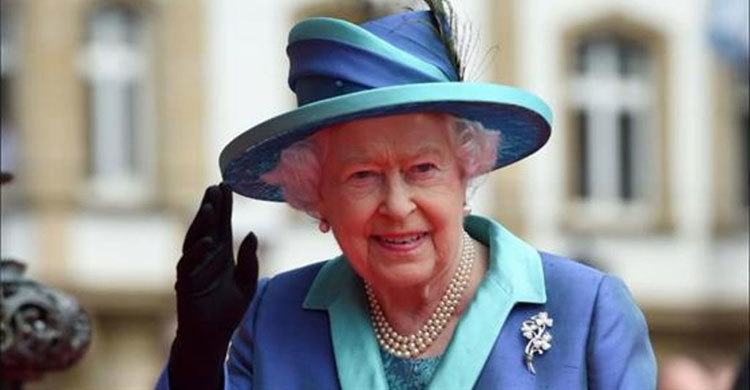 অল্পের জন্য বেঁচে গেলেন রাণী এলিজাবেথ