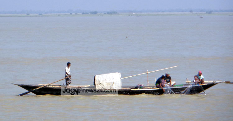 সরকারি সহযোগিতা না পেয়ে ইলিশ ধরছে জেলেরা