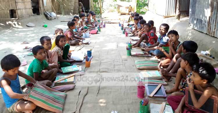 বাড়ির আঙিনায় চলছে বিদ্যালয়ের পাঠদান