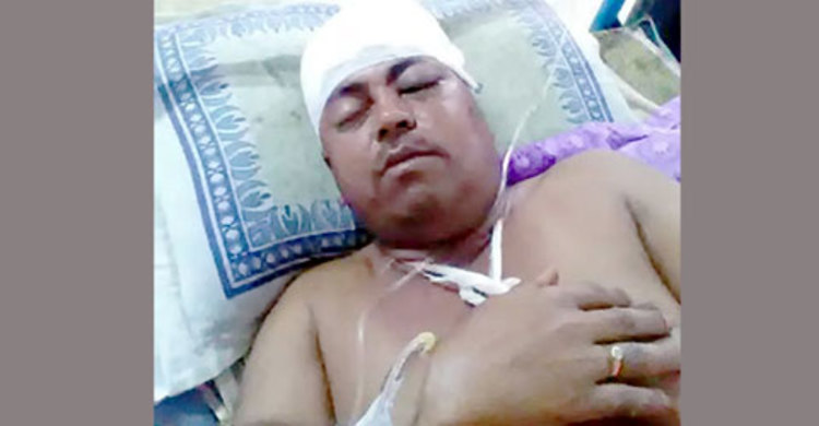 রামুতে সমাজ সর্দারকে কুপিয়ে জখম