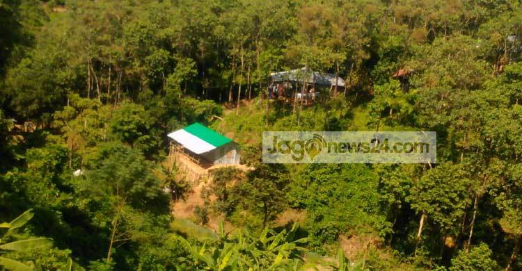 নির্বিচারে চলছে পাহাড় কেটে বসতবাড়ি নির্মাণ