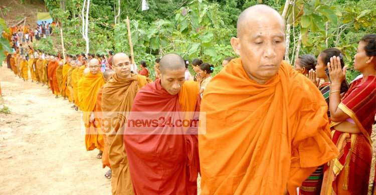 কঠিন চীবর দানোৎসব ঘিরে মুখরিত পাহাড়ি পল্লী
