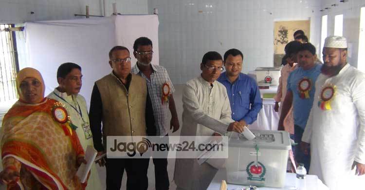 সাতক্ষীরা জেলা ক্রীড়া সংস্থার ভোট গ্রহণ চলছে