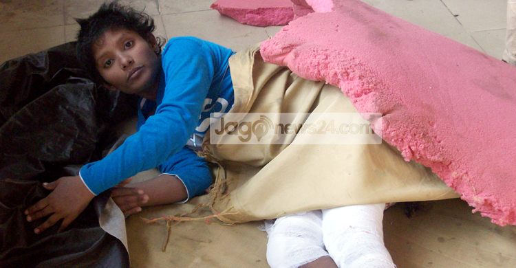 কী বোঝাতে চাচ্ছে বাকপ্রতিবন্ধী মেয়েটি?