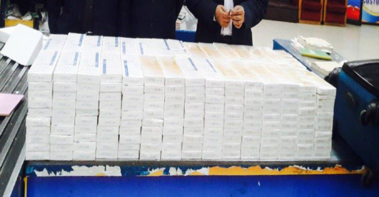 বিমানবন্দরে ৩০০ কার্টন সিগারেট জব্দ 