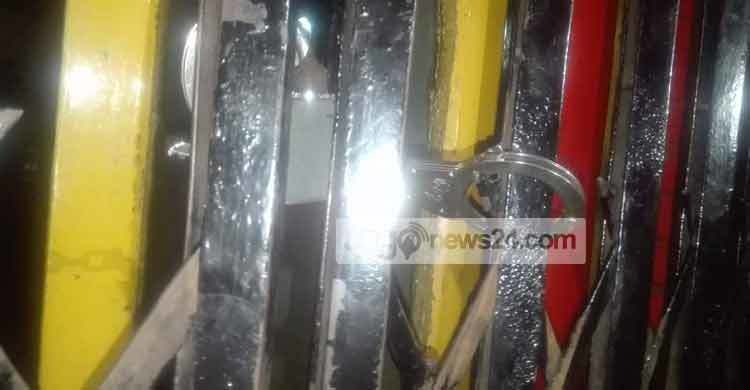 সাকুরার গেটে পুলিশের হ্যান্ডকাফ