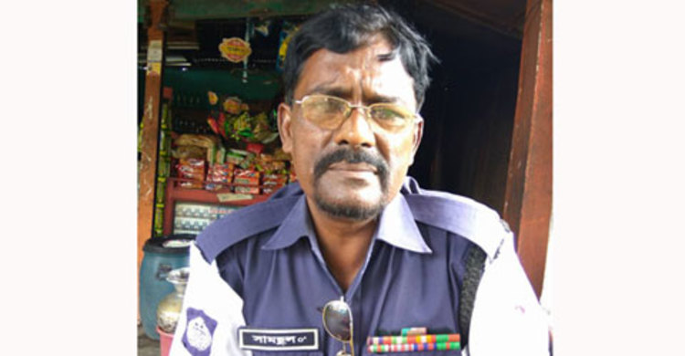 ছেলেকে নিয়ে একজন পুলিশ কনস্টেবলের আনন্দাশ্রু