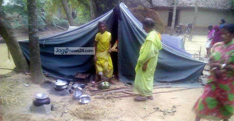 এক মাস ধরে খোলা আকাশের নিচে সাঁওতালরা