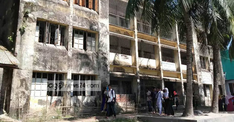 শরীয়তপুরে ঝুঁকিপূর্ণ ভবনে চলছে পাঠদান