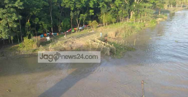 স্রোত থামাতে বাঁশের ব্যারিকেড