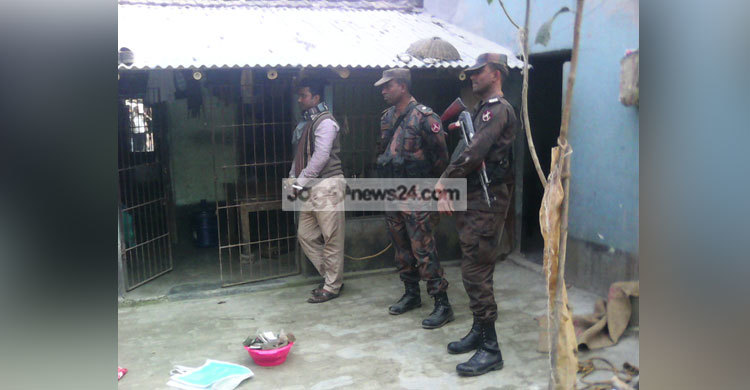 সাতক্ষীরায় ৮ লাখ টাকাসহ চোরাকারবারি আটক