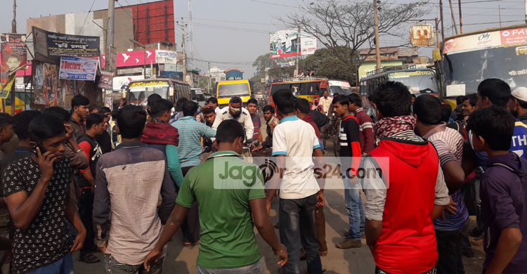 সাতক্ষীরায় শ্রমিক-পুলিশ সংঘর্ষ, সড়ক অবরোধ