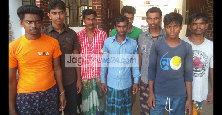 সাতক্ষীরা সীমান্তে আট বাংলাদেশি আটক