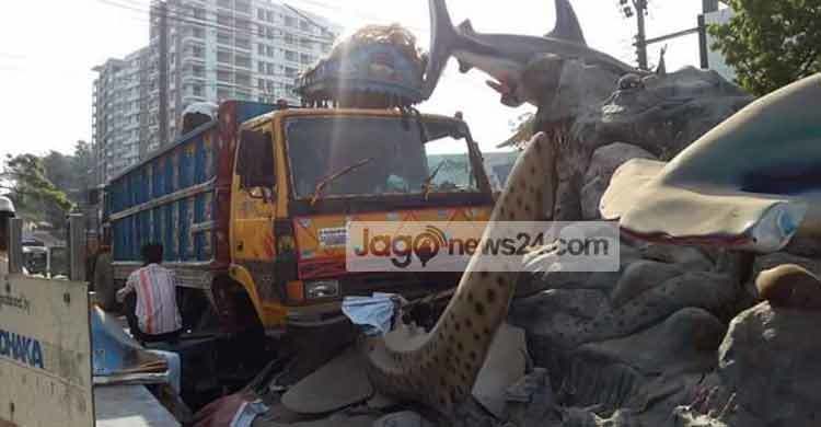 কলাতলীর ‘জ’ ভাস্কর্য গুঁড়িয়ে দিয়েছে বেপরোয়া ট্রাক