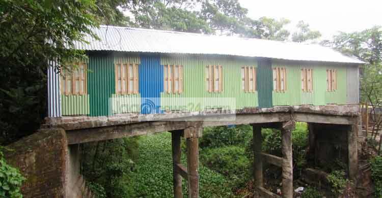 পরিত্যক্ত ব্রিজের উপর চলছে পাঠদান